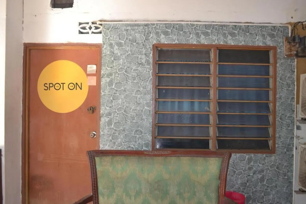 Spot On 89821 Batu Maung Sempoi Inn And Cafe Hotel