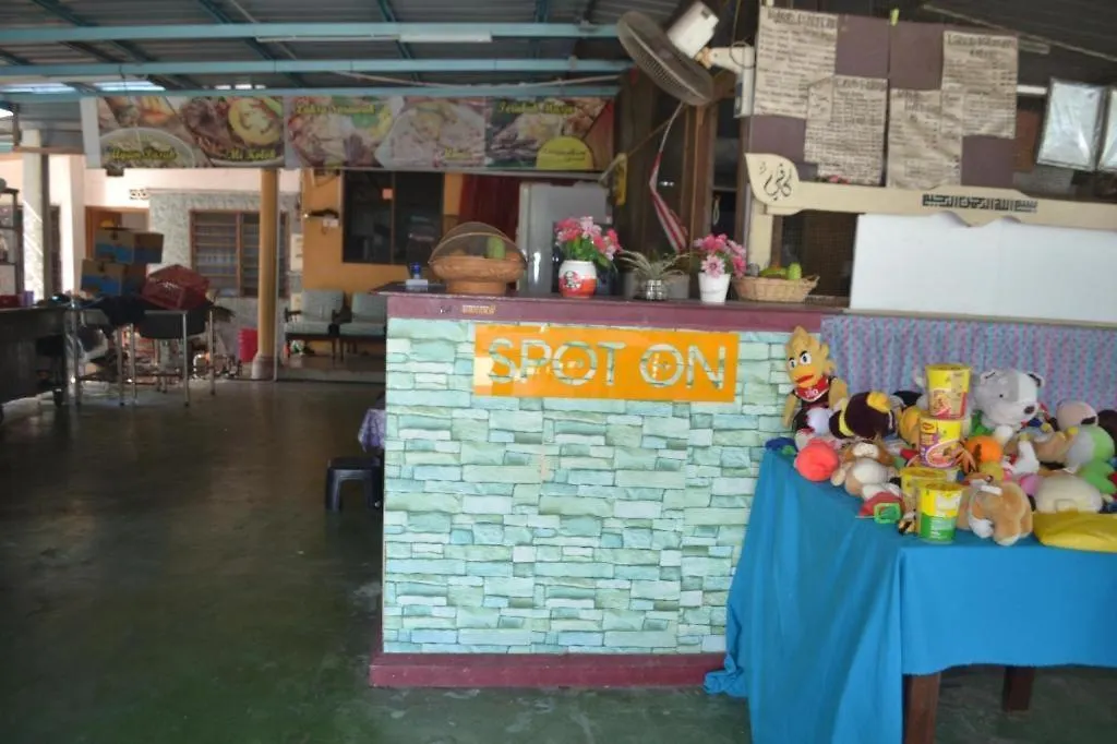 Hotel Spot On 89821 Batu Maung Sempoi Inn And Cafe