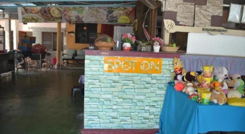 Hotel Spot On 89821 Batu Maung Sempoi Inn And Cafe