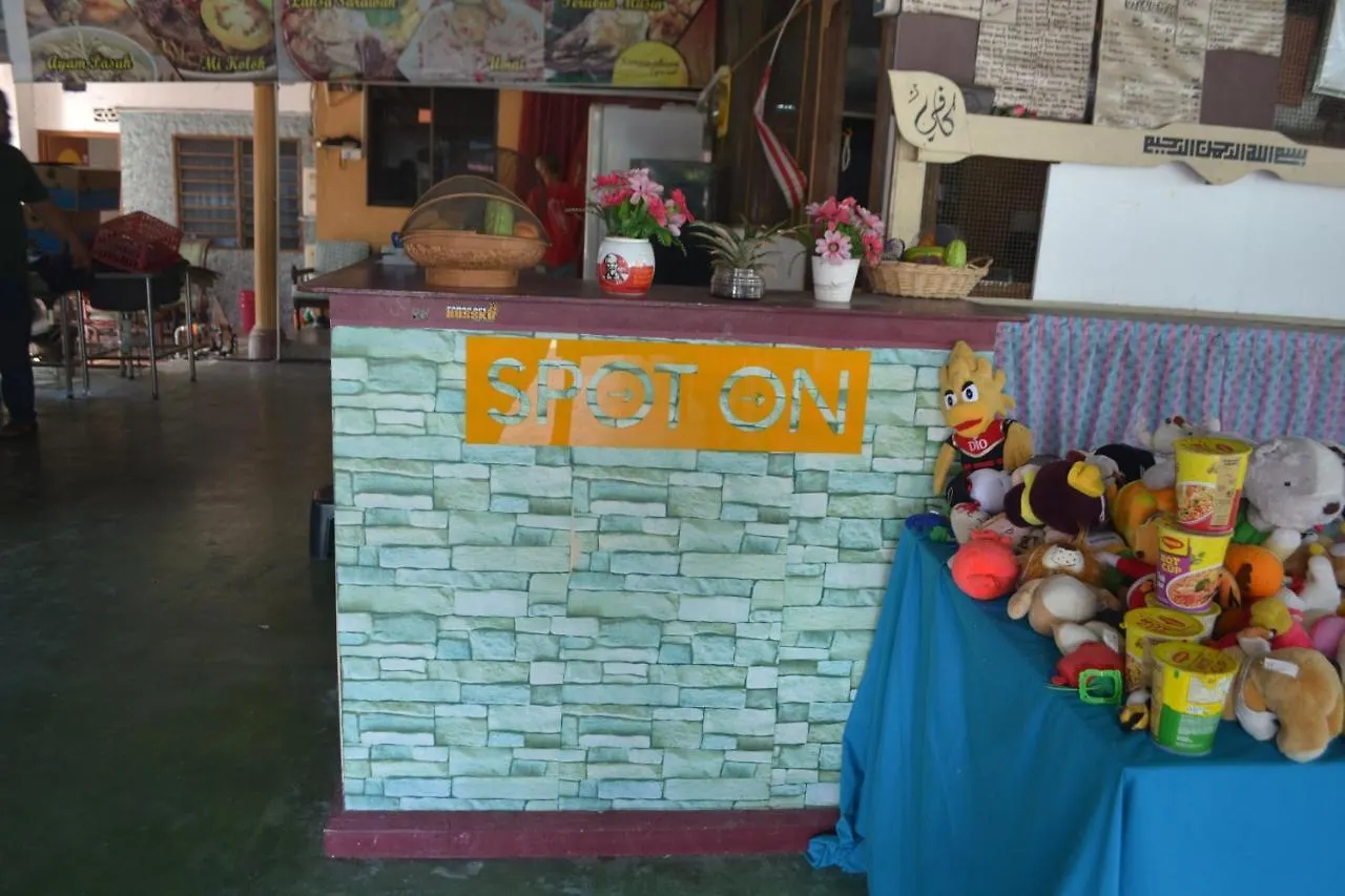 Hotel Spot On 89821 Batu Maung Sempoi Inn And Cafe